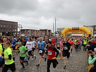 Der Lauf zwischen den Meeren startet am Hafen in Husum