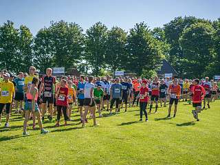 Teams warten an einem Wechselpunkt beim Lauf zwischen den Meeren