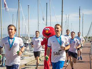 Ein Läufer im Elmo-Kostüm läuft mit beim Lauf zwischen den Meeren